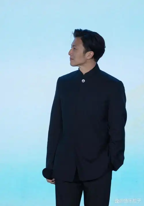 谢霆锋最新营业照上线,这侧颜确实很惊艳,气质俱佳,让人赏心悦目.