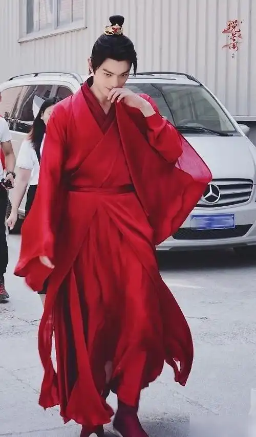 许凯是许多人心目中的古装男神,他真的天生长着一张古装