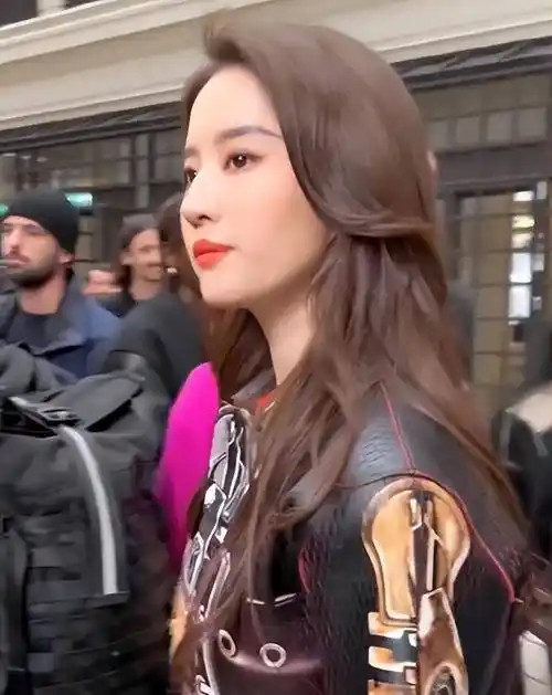 巴黎这一天,36岁刘亦菲用"大饼脸,麒麟臂",给白幼瘦女星上了一课_造型