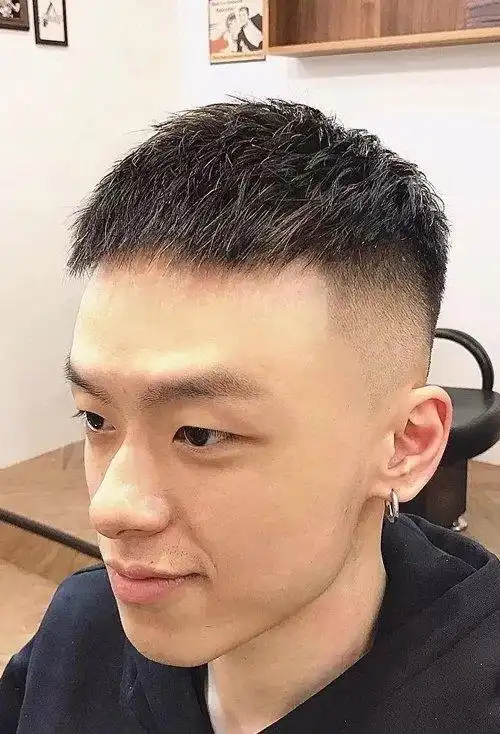 男学生露额头的发型图片 阳光帅气的男生板寸发型