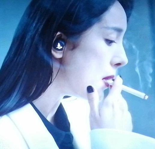 杨幂剧中吸烟照被疯传吞云吐雾太霸气熟练的让人心疼