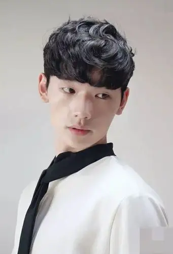 2020年男学生短发造型 阳光又帅气的卷头发