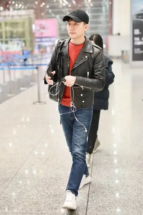 最近黄轩现身机场的这一套造型赚足了眼球,身高高挑的黄轩完全是个
