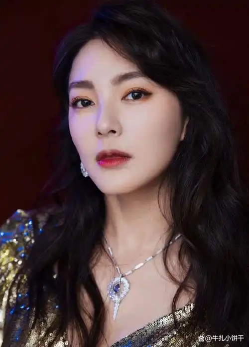 真正有品位的女人,很少戴穿金戴银,却更爱这"3种",尽显贵气