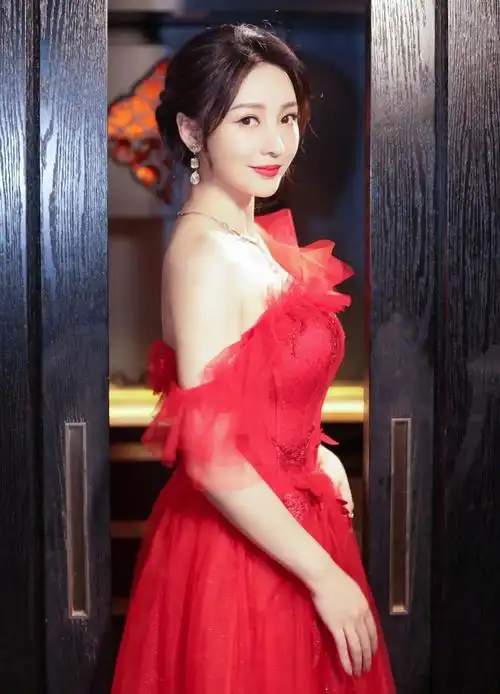 柳岩身姿窈窕魅力可人