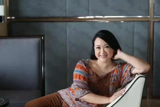 58岁tvb绿叶陈安莹离巢7年转做配音演员,收入不高仍兢兢业业