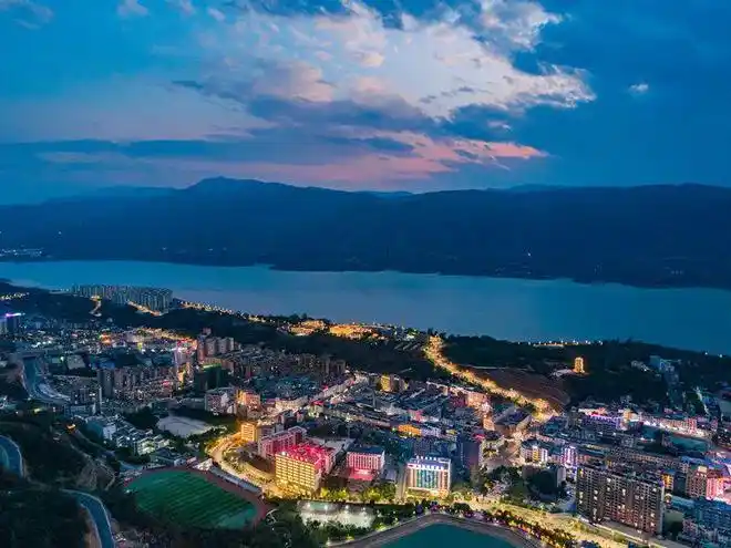 巧家县城夜景十年的努力正一步步迎来美丽的蜕变回首无悔,信心百倍