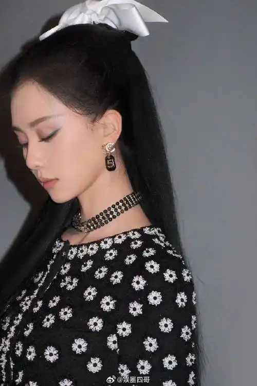 刘诗诗孔雀蓝眼妆