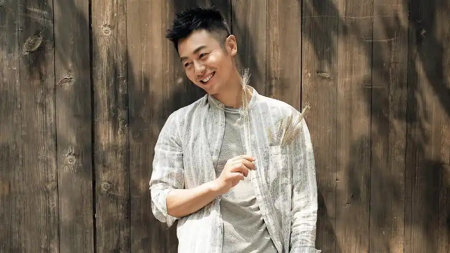 内地明星朱亚文明星风尚壁纸1