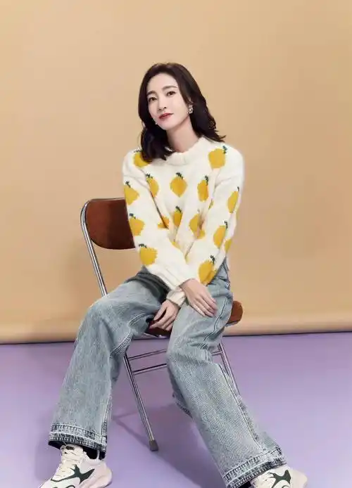 王丽坤小年晒美照,毛衣搭配牛仔阔腿裤,清新休闲又减龄!