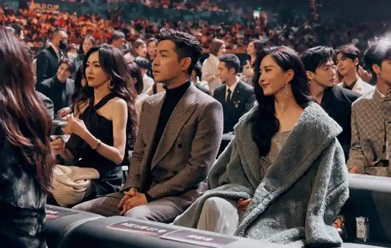 肖战,雷佳音独居 c位,杨紫娜扎热巴后台同框闹乌龙!_唐嫣_微博_胡歌