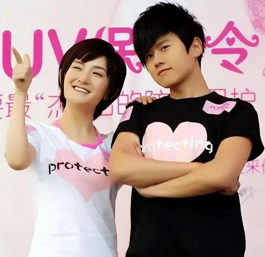 张杰谢娜带仨娃游迪士尼模范夫妻超恩爱十指紧扣如热恋情侣