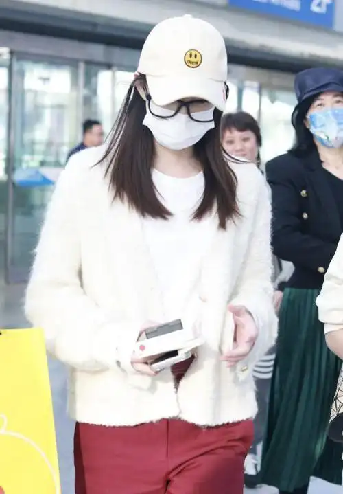 王丽坤现身北京机场时尚搭配展现迷人风情