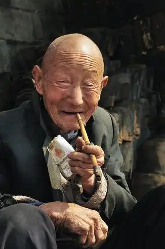 抽烟老头头像搞笑图片