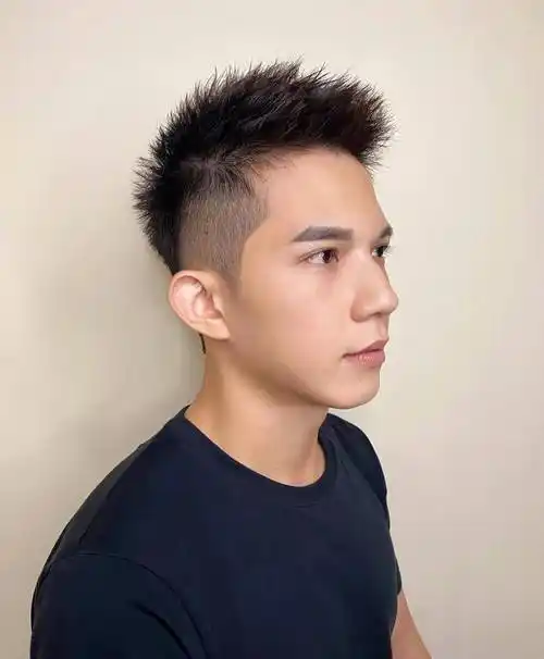 同时两边的头发也要铲得干干净净,这样就可以让整个发型更加清爽干净