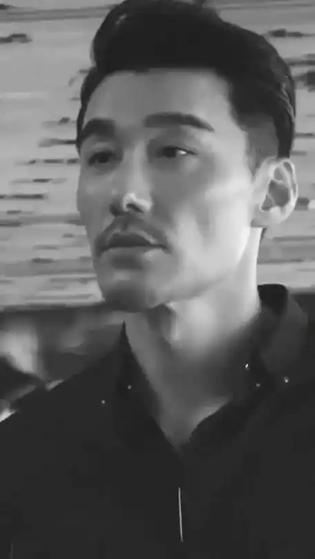 胡兵53岁状态特别好,1米9的身高,穿西装有型到