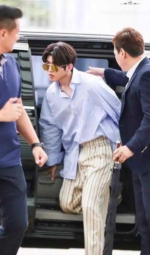 蔡徐坤穿蓝色衬衫搭配条纹阔腿裤,搭法难得一见,简直酷毙了!