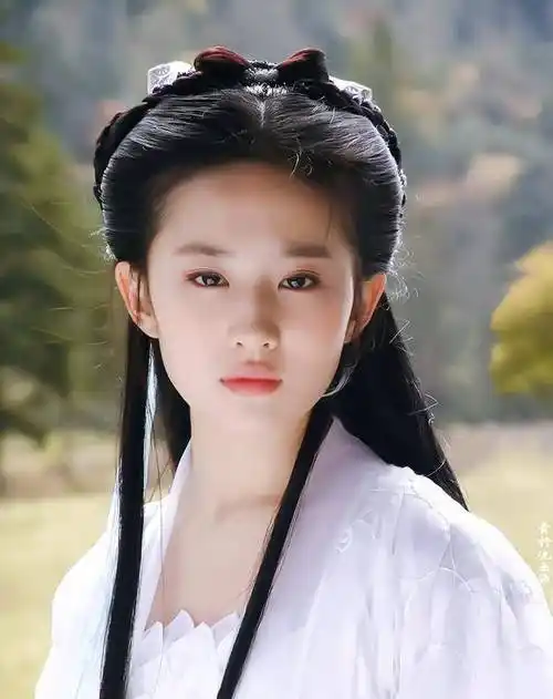 李靖涵个人资料:7年前,花百万把自己整容成"刘亦菲",如今过得怎样了?