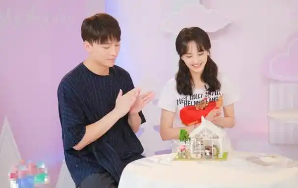 郑爽与男友张恒录节目眼神离不开对方两人同框郑爽的腿更长