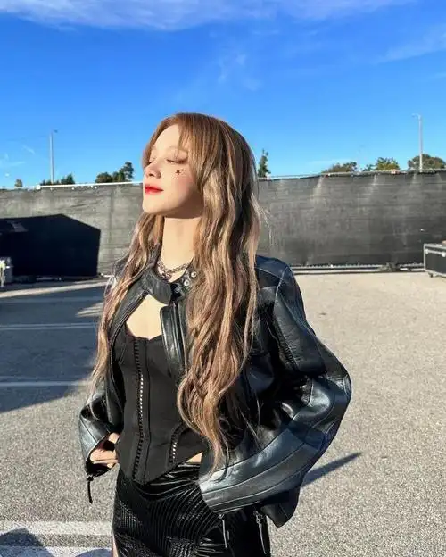 宋雨琦穿皮衣化身辣妹 卷发红唇又甜又酷