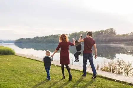 双胞胎的父亲父母与自然的概念-一个家庭的母亲和父亲带着两个男孩