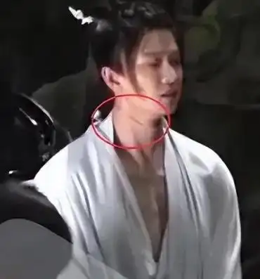 古装剧中也有出现假腹肌,比如《青青子衿》,男主晒剧照时,可以明显