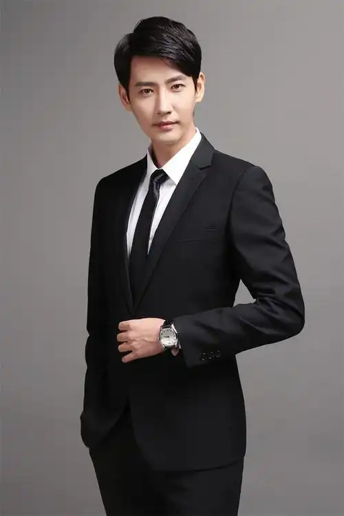 现货 门襟:单排一粒扣 淘货类别:商务绅士(35岁以上) 货号:单扣西装