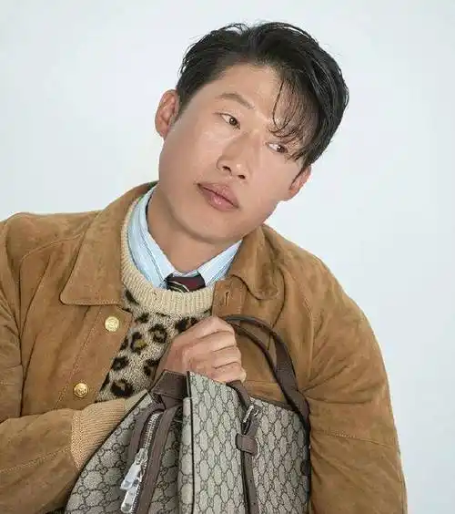 一个演员的魅力,来自于他的演技和气质,还有他的阅历和个性.