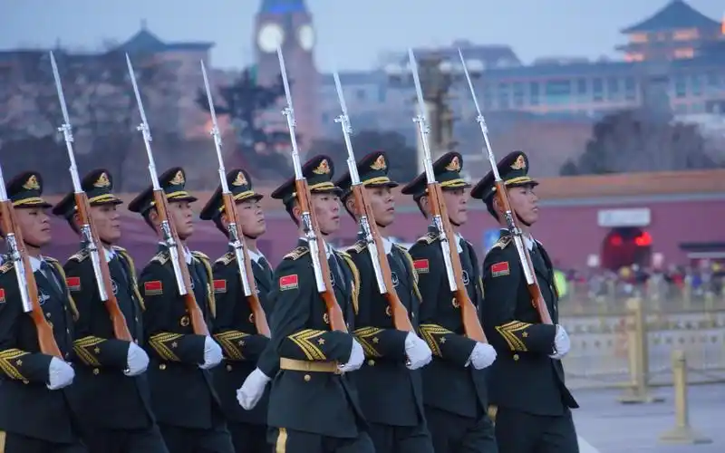 三军仪仗队中的国旗护卫队,战士们精神饱满,形成一道风景线!