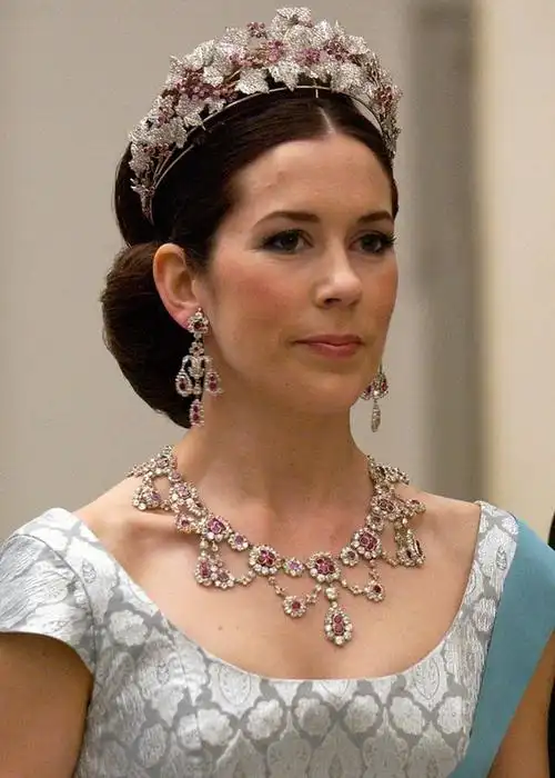 7月生辰石烈火般炙热的红宝石颇受英国王室的喜爱