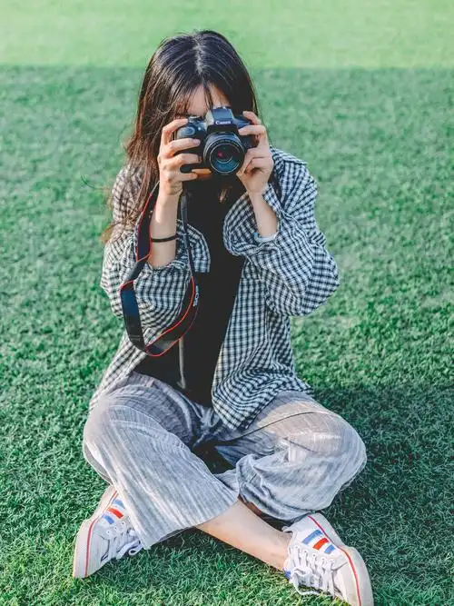 拿相机的女生