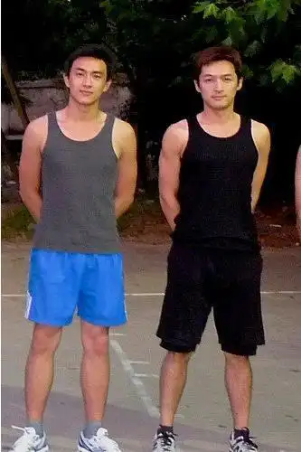 穿着蓝色牛仔衬,就像一个画里走出来的美男子,一旁的黄子韬惨变路人