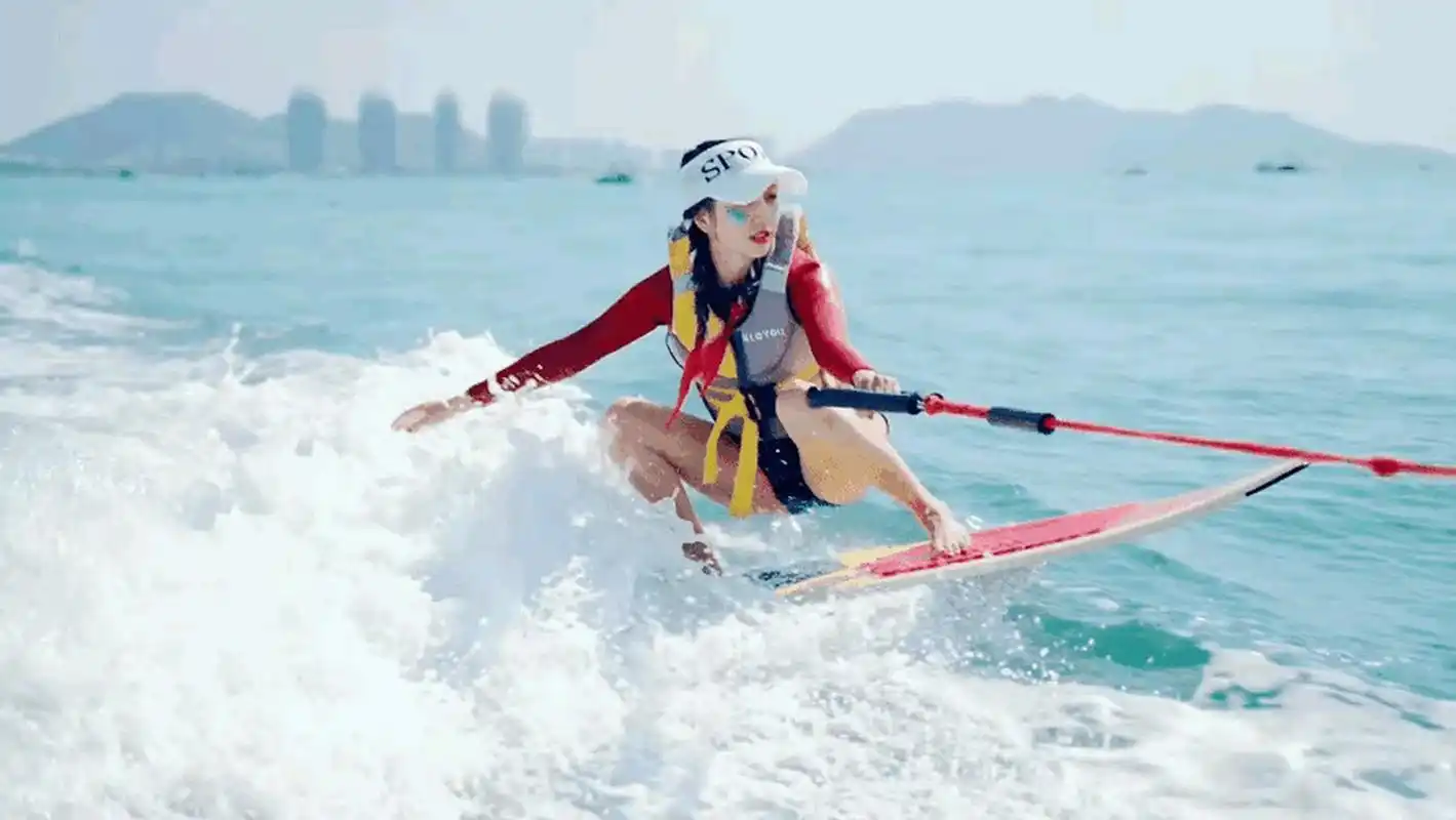 佟丽娅水上冲浪技术真不错!