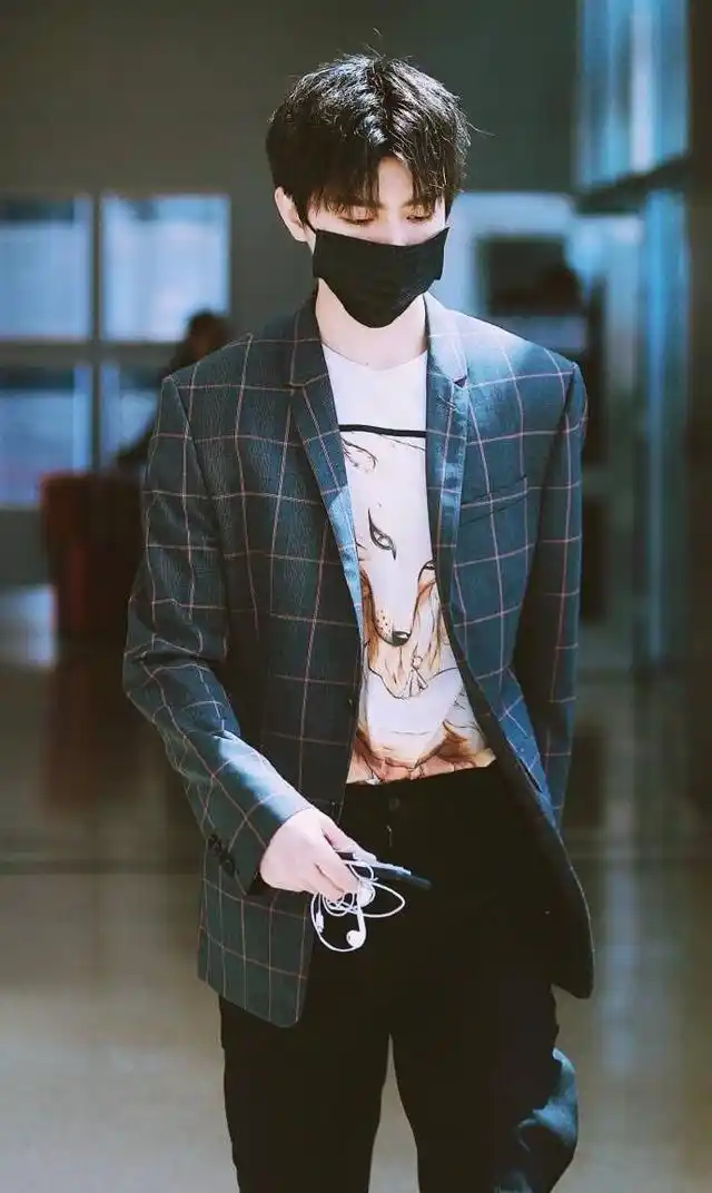 蔡徐坤穿西装戴口罩出门,黑发更显精神