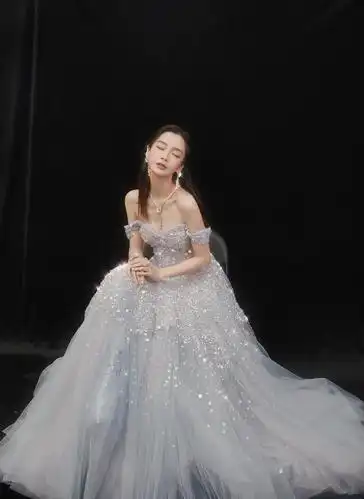 杨颖活动礼服造型大赏,银色抹胸裙仙气十足,黑色长摆裙霸道冷艳