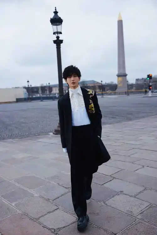 时尚贵公子成毅帅气亮相巴黎,私下却喜欢收集这些.