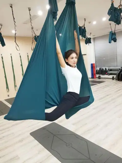 刘涛解锁客栈新技能练习空中花式瑜伽