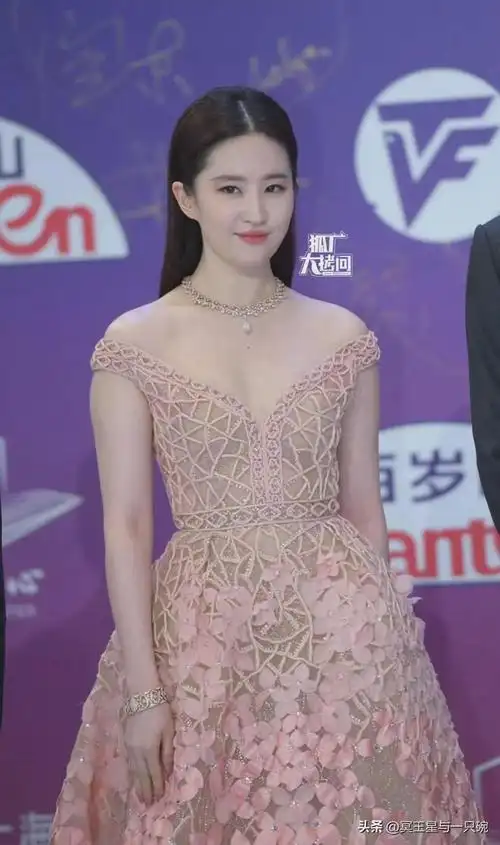 刘亦菲,这么多年,就完全"拍摄中"和"杀青后"两种状态.