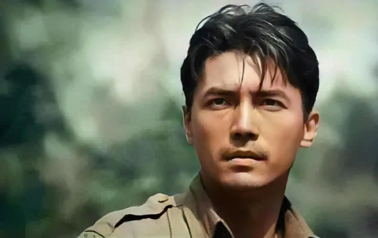 尊龙迟暮仍很时髦,白发不染梳三七油头,骨相被修饰得更精致