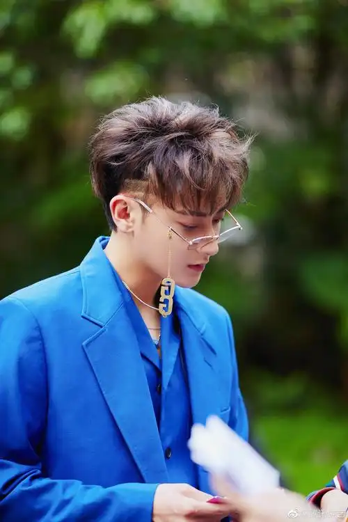 韬教练ykybtao黄子韬创造营2020宝石蓝西装高贵优雅