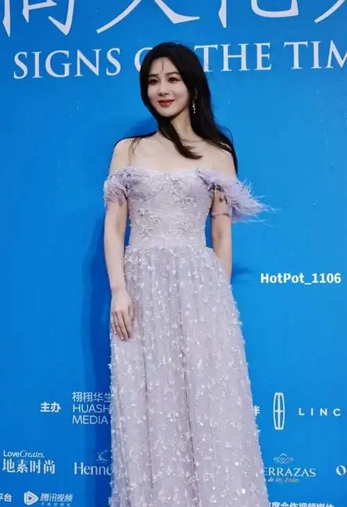 杨紫红毯雨中拍照狂风暴雨走完红毯雨中美照