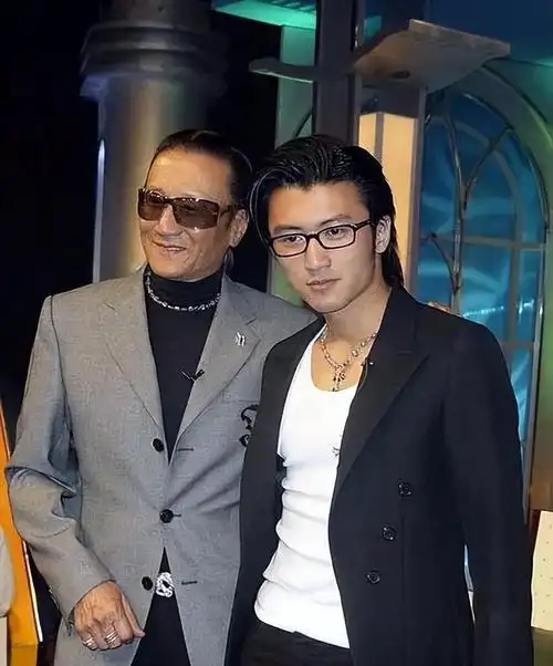 港台演员父子对比,曾志伟儿子是著名大导演,甄子丹父子如出一辙