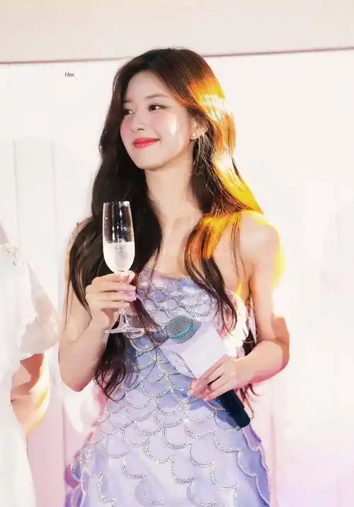 赵露思出席活动造型,淡紫色薄纱鱼鳞长裙,又仙又闪耀的人鱼公主_娱乐