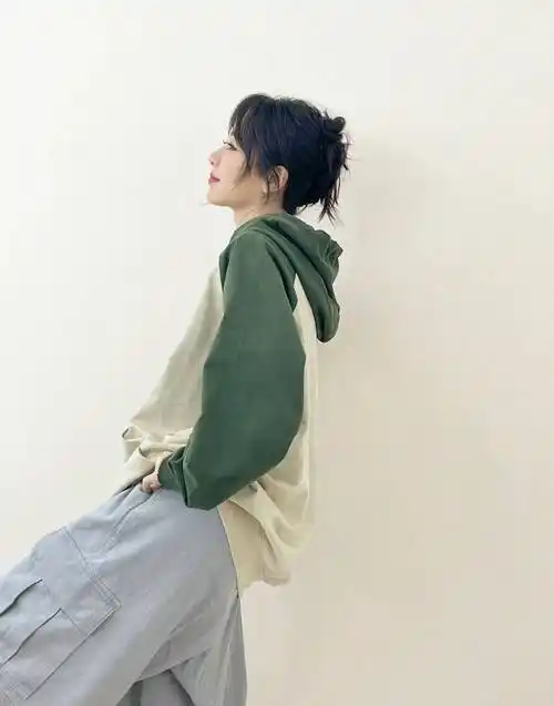 杨紫毛衣加工的阔腿工装裤,这身穿搭太时尚了_图片_来源_网络