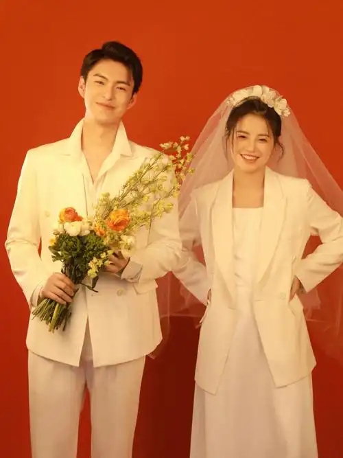 你一定要拍的甜酷婚纱照白色情侣西装婚纱