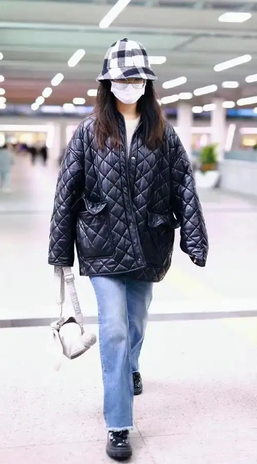 杨紫现身机场,黑色菱格棉服搭牛仔裤,戴渔夫帽甜美又减龄!