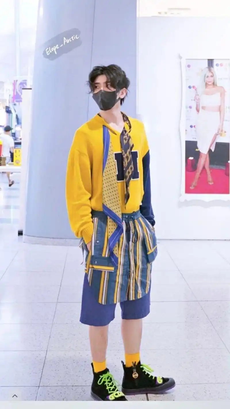 蔡徐坤穿裙子引发热议,网友:走女性化路线了?粉丝:这叫时尚!