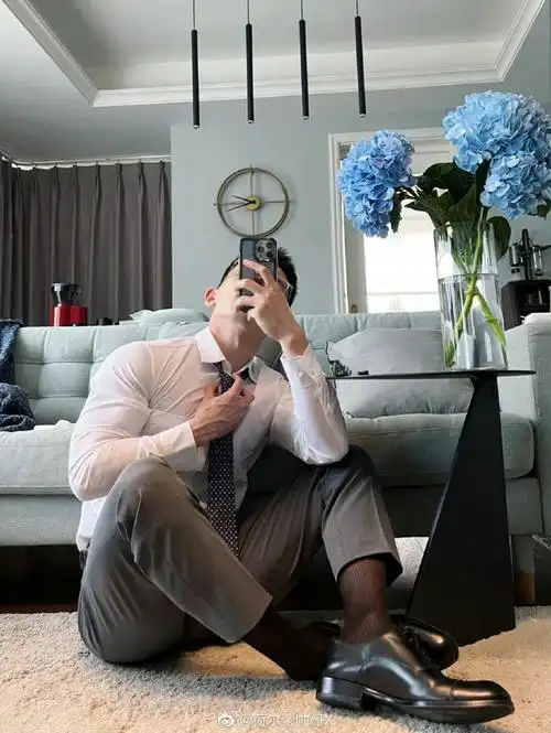 一个不太爱穿衣服的正装腹肌小哥哥#荷尔蒙帅哥