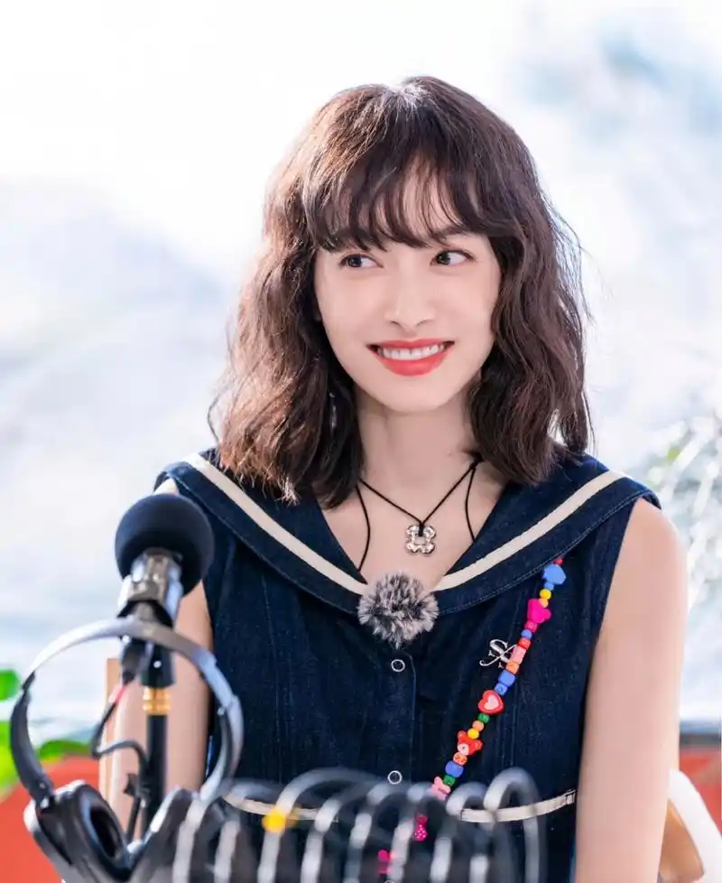 助理拍到的画面都是特别明朗的气质,不少观众都在感慨宋茜一点都没有