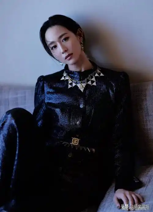 张钧甯上海街头被偶遇,侧脸和鼻子绝了,路边席地而坐被赞接地气